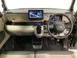 車内は光触媒抗菌消臭施工済です。インパネ周りはスタイリッシュなデザインで機能や装備も充実しています。グローブボックスやカップホルダーのほかにトレーなどたくさんの収納スペースが付いています。