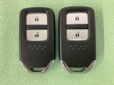 スマートキーを装備しています。鍵を差し込むことなくドアロックの開け閉めと、スタートボタン操作でのエンジンスタートができます。スペアキーも同じものを用意しております。