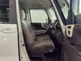 乗降がしやすい運転席。高さが調節できて小柄な方でも運転しやすいポジションをとることができます。
