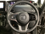 ハンドルにHondaセンシング系のクルーズコントロールやレーンキープアシストなどのスイッチと、オーディオの操作スイッチが装備されています。ハンドルから手を離さず安全に操作できます。