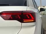 LEDテールランプ(ダイナミックターンインジケーター付き)特徴的な配光パターンによって後続車からの視認性が高まり、万一の追突の危険性を軽減します。