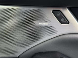 BOSEサウンドシステムを搭載。「良い音を出す」ではなく、その車種のごとに特徴を計算(車種専用設計)し、「反響音」を作り出すことによってどの座席でも自分中心で音が聴こえ、「心地よい空間」を作り出します。