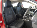 【清潔感のある運転席&助手席】隅々までクリーニングの行き届いた運転席&助手席。目立ったシミや汚れ等もございません。快適なドライブをどうぞ。