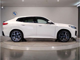 ☆BMWの前後重量配分50:50はエンジン自体をフロントタイヤよりも後ろにずらし、通常はエンジンルーム内に搭載される重量物であるバッテリーをトランクに移動させるなどして実現されています☆