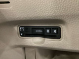 ハンドルの左下にETCがついています。高速道路の料金所の通過も楽々です。 カードの取り出しもしやすい場所についています。