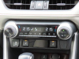 デュアルオートエアコン搭載☆運転席と助手席でエアコンが独立しているのでドライバーも同乗者もより快適にドライブができます♪