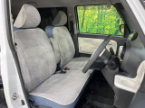 運転席シート廻りは使用感も少なく、良好な状態となっています。前オーナー様が丁寧に使っていたことがよくわかりますね。