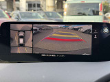 車両の前後左右にある4つのカメラを合成することで、まるでご自身のクルマを空から見ているような俯瞰での映像を映し出してくれます。バック時ももちろんのこと、前進時に視界の悪い交差点でも役に立ちますね。