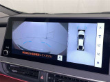 パノラミックビューモニターを装備。駐車場や交差点でクルマを真上から見るように周囲を確認できます。機能の詳細は販売店スタッフまでおたずねください。