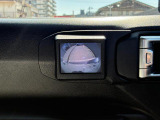 車両左側の映像をモニターへ表示し、幅寄せや狭い道でのすれ違い時をしっかりサポート