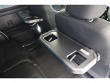 車内での休憩時などに軽食や飲み物を置けるシートバックテーブル。
