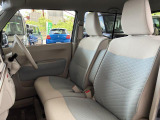 フロントシートはベンチシートです。インパネシフトで足元は広々。運転席と助手席はウォークスルーできます。