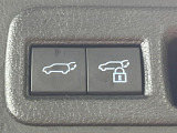 【パワーバックドア】スマートキーや運転席のボタンを押すだけでリアゲートが自動で開閉します!荷物を持っている時や、高い位置にあるバックドアを閉める際に便利な機能です♪