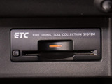コンソール内一体型のビルトインETC装備!見た目の部分も良いですが、ETCカードの盗難防止になる設置箇所です!料金所の渋滞回避!時間帯・日によって料金の軽減を受けられます!ストレス知らずのドライブ!