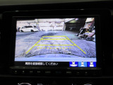 バックカメラの画像です。ガイドラインがスムースな車庫入れをサポートいたします。車庫入れの安心感がアップしますね。