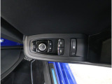 ■運転席ドアの操作しやすい位置にミラー操縦スイッチがついておりますので、ストレスなく自分のフィットする位置にセッティング頂けます。