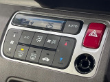 【オートエアコン】一度お好みの温度に設定すれば、車内の温度を検知し風量や温度を自動で調整。暑い&hellip;寒い&hellip;と何度もスイッチ操作をする必要はありません。快適な車内空間には必須の機能ですね♪