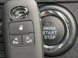 【キーフリーシステム】カバンやポケットに入れたままでもドアの施錠・解錠が可能なスマートキーを装備。エンジンのオン・オフ時もカギを取り出す必要が無いからとっても便利です♪