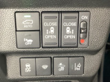 両側電動スライドドアは運転席から操作ができるよう、操作スイッチが付いています。Hondaセンシング用のVSA(ABS+TCS+横滑り抑制)解除と路外逸脱抑制機能などのスイッチがあります。