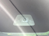 【スマートアシスト】走行中に前方の車両等を認識し、衝突しそうな時は警報とブレーキで衝突回避と被害軽減をアシスト。より安全にドライブをお楽しみいただけます。