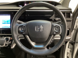 ハンドルにHondaセンシング系のクルーズコントロールやレーンキープアシストなどのスイッチと、オーディオの操作スイッチが装備されています。ハンドルから手を離さず安全に操作できます。