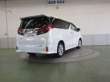 リヤサスペンションは、高級車の定番ダブルウィッシュボーンを採用。優れたコーナリングと乗り心地を実現。