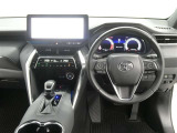 運転席からの視界はこんな感じです☆お気軽にご来店いただき、実際に座って是非お確かめください。ドライバーに寄り添う快適な操作フィールをもたらすステアリングです。