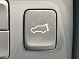 【パワーバックドア】スマートキーや運転席のボタンを押すだけでリアゲートが自動で開閉します!荷物を持っている時や、高い位置にあるバックドアを閉める際に便利な機能です♪