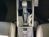 シンプルでとても使いやすいフロアシフトに、パーキングブレーキは、電子制御パーキングブレーキです。