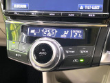 【オートエアコン】一度お好みの温度に設定すれば、車内の温度を検知し風量や温度を自動で調整。暑い&hellip;寒い&hellip;と何度もスイッチ操作をする必要はありません。快適な車内空間には必須の機能ですね♪