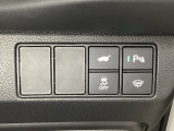 ハンドルの右側にHondaセンシング用のVSA解除スイッチとパワーテールゲートスイッチがついています。パワーテールゲートスイッチは車内からでもテールゲートの開け閉めを電動でできます。