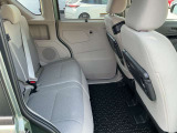 軽自動車とは思えない後席の広さで大人2人が乗っても広々快適にお過ごし頂けますまた内張にはドリンクホルダー付◎