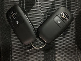 電子カードキーを携帯していれば、ドアハンドルやバックドアのリクエストスイッチを押すだけでドアの施錠・解錠が出来ます♪もちろん 遠隔操作も可能です!盗難防止のイモビライザー機能装備ですよ ☆