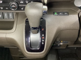 CVT車のセレクトレバーです。低速から高速まで、変速ショックのないスムーズな走りを実現するとともに、エンジン効率のよい領域を維持することで燃費にも貢献します。