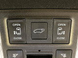 【両側パワースライドドア】スマートキーや運転席のスイッチで後席両側スライドドアの開閉が可能♪電動だから力を入れてドアを開ける必要が無く、小さなお子様でも簡単に開け閉めでき快適です♪