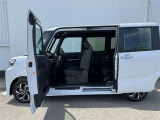 助手席側ドアと左側スライドドアの間に柱のない車体構造となっており、広々使えて便利です!