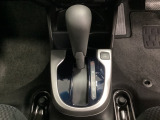 CVT車のセレクトレバーです。低速から高速まで、変速ショックのないスムーズな走りを実現するとともに、エンジン効率のよい領域を維持することで燃費にも貢献します。