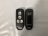 スマートキー付きですからドアロックの開閉およびエンジンスタートが楽々です。電動スライドドアの開け閉めもボタンで操作できます。スペアキーも同じものを用意しております。