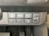 ハンドルの右側にはヘットライトリベライザーとHondaセンシング用のメインスイッチがついています。ヘッドライトリベライザーは道路状況や積荷の加重に応じてライトの高さを調節できます。