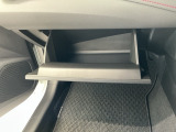 【グローブボックス】収納スペースが沢山あるので車内が散らからずに助かります。ちょっとした物を入れるのにいいですね♪