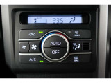 ★エアコンはオートタイプが装着済みです!オートモードにしておけば、車内温度を設定するだけで風の料や吹き出し口の切り替えを機械が行ってくれます!一年中快適な環境を作れますよ♪