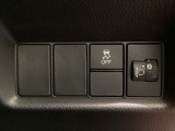 ハンドルの右側にはヘッドライトレベライザーとVSA(ABS+TCS+横滑り抑制)の解除スイッチがついています。ヘッドライトレベライザーは道路状況や積荷の加重に応じてライトの高さを調節できます。