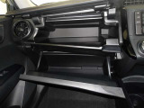 車検証などの収納に便利なグローブボックスです。