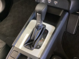 「e:HEV」搭載車です。日常シーンのほとんどをモーターで走行し、高速クルージングなどモーターよりもエンジンの方が効率が良い領域はエンジンで走行、あらゆる領域で優れた燃費走行を実現します。