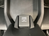 アクセサリーソケットはUSBのアダプターなどをつければ、スマホの充電にも使えます。周辺には物が置けるトレーがついています。