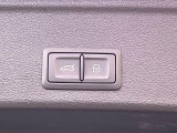 ●電動リアゲート:ワンタッチでリアゲートの開閉ができ、荷物などで両手が塞がっている状態でも簡単に開閉ができる便利機能です。