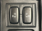 【両側パワースライドドア】スマートキーや運転席のスイッチで後席両側スライドドアの開閉が可能♪電動だから力を入れてドアを開ける必要が無く、小さなお子様でも簡単に開け閉めでき快適です♪