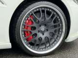セラミックカーボンブレーキ・フェラーリロゴ入りレッドキャリパー。