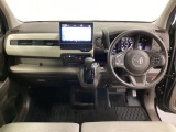 車内は光触媒抗菌消臭施工済です。インパネ周りはスタイリッシュなデザインで機能や装備も充実しています。グローブボックスやカップホルダーのほかにトレーなどたくさんの収納スペースが付いています。