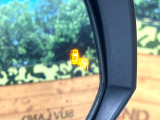 【ブラインドスポットモニター】走行中、ドアミラーの死角になりやすい箇所に後続車が接近するとサイドミラーのレンズに警告を表示!ドライバーに注意喚起をしてくれます。